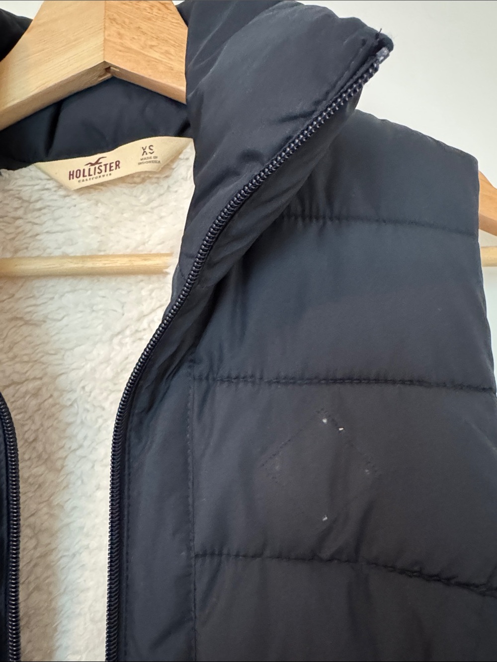 Hollister Navy Blue Quilted Puffer Vest with Cream Sherpa XS - Picture 2 of 4
